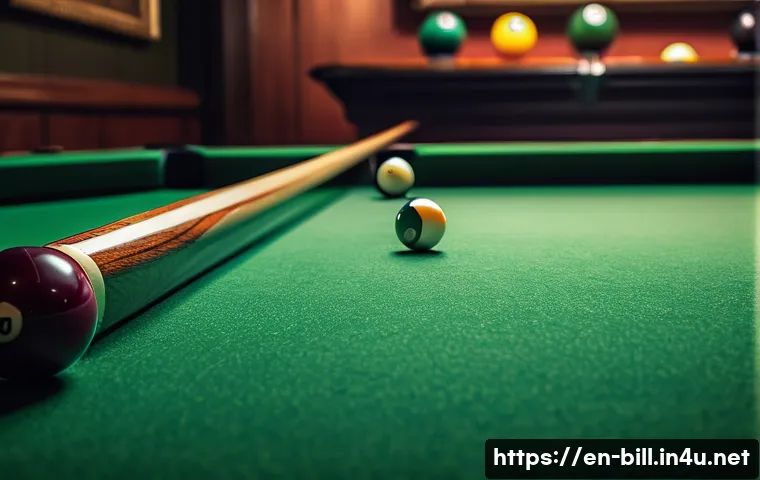 당구 큐의 소재 차이 - A close-up, hyper-realistic image of a classic wooden billiard cue resting on a polished green felt ...